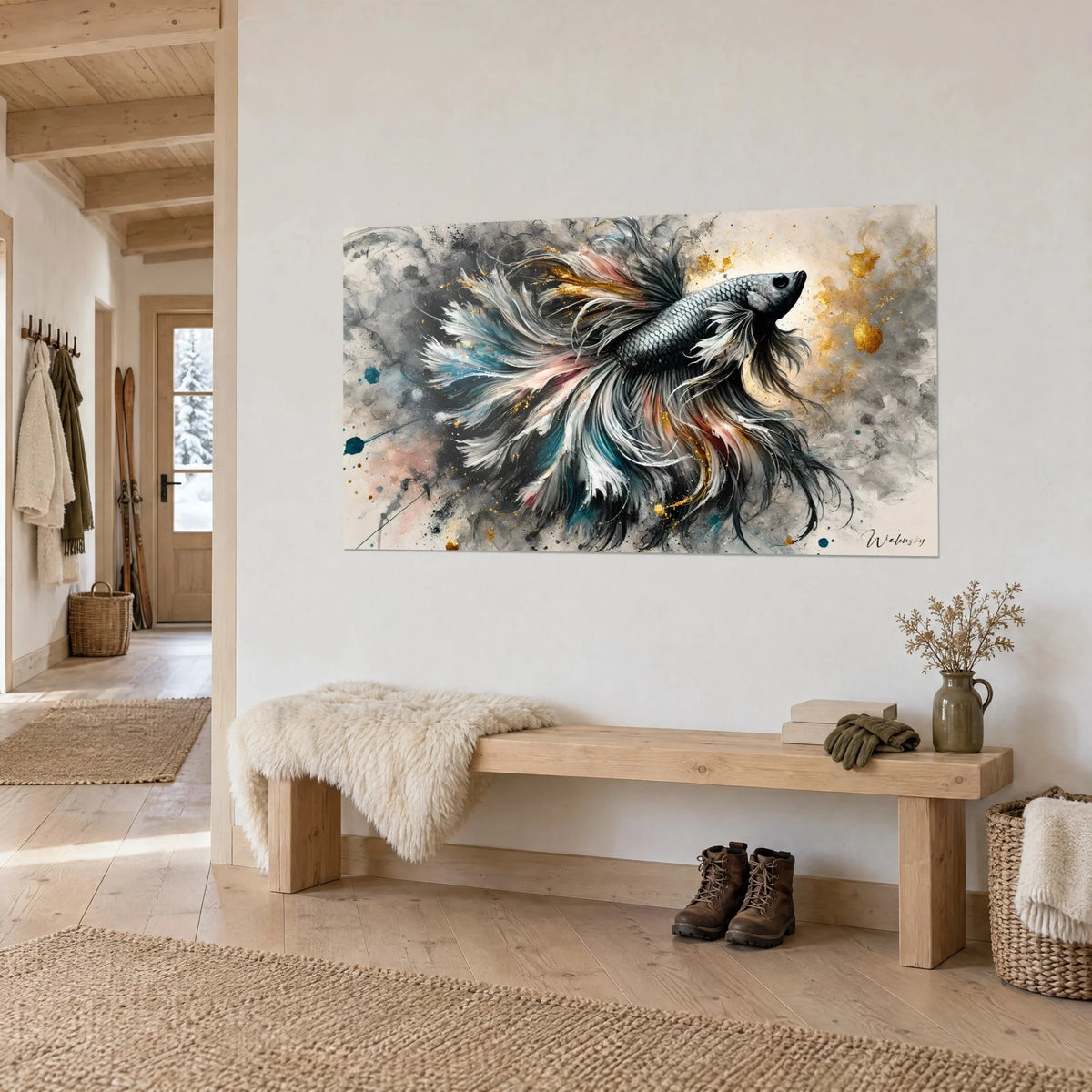 Cuadro de un pez betta con aletas de plumas blancas y coral, fondo crema salpicado de oro, visto de tres cuartos en una pared de chalé