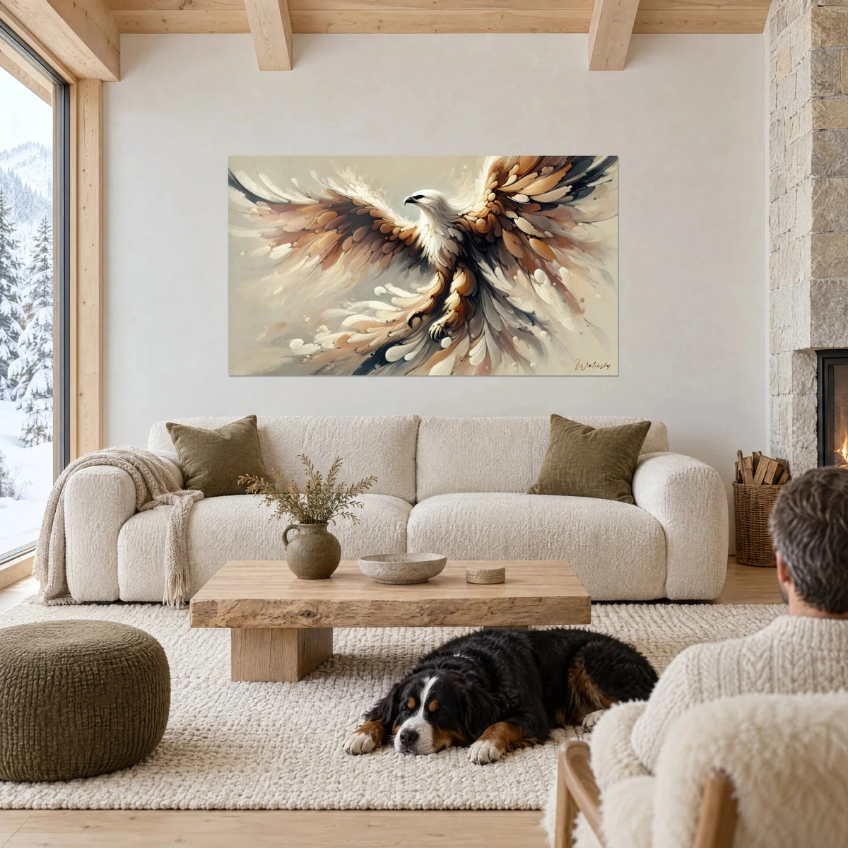 Tableau aigle royal aux ailes déployées en coups de pinceau ocre et crème, un chien noir couché, au-dessus d'un canapé dans un salon lumineux