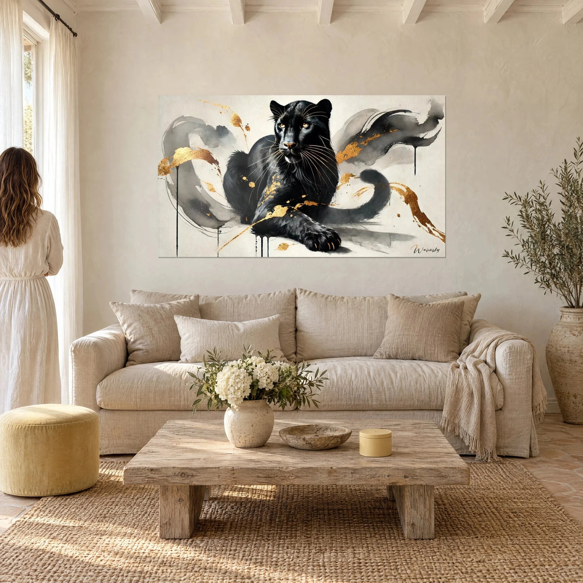 Schilderij van een zwarte panter met gouden ogen, koperkleurige spatten op crèmekleurige achtergrond, boven een bank in een lichte woonkamer