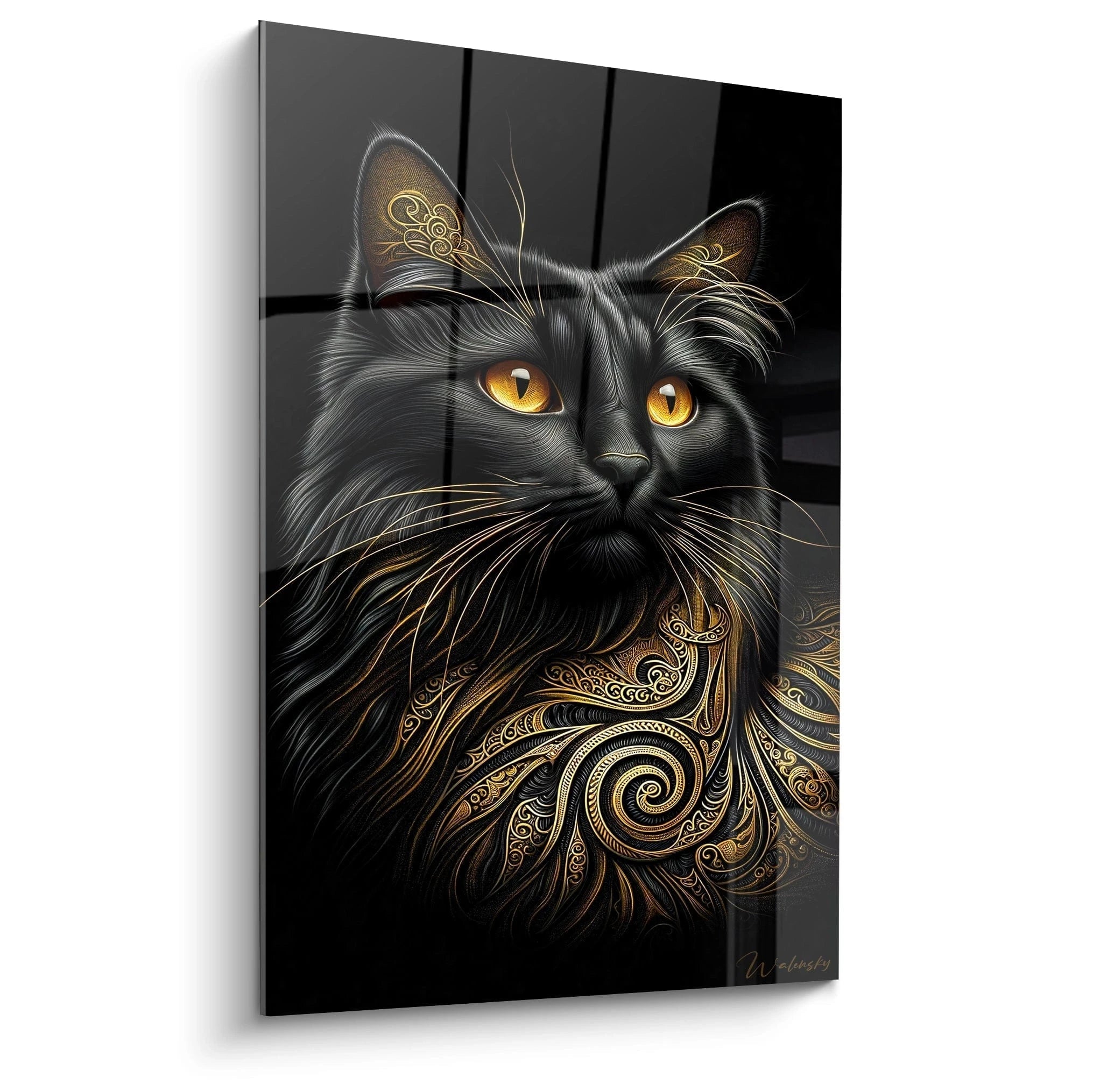 Un tableau d'animal présentant une tête de chat noir aux yeux dorés perçants sur fond sombre. Le pelage détaillé est rehaussé de motifs ornementaux dorés sur les oreilles et le poitrail. La texture soyeuse des poils contraste avec les volutes métalliques dorées aux motifs complexes et spiralés.
