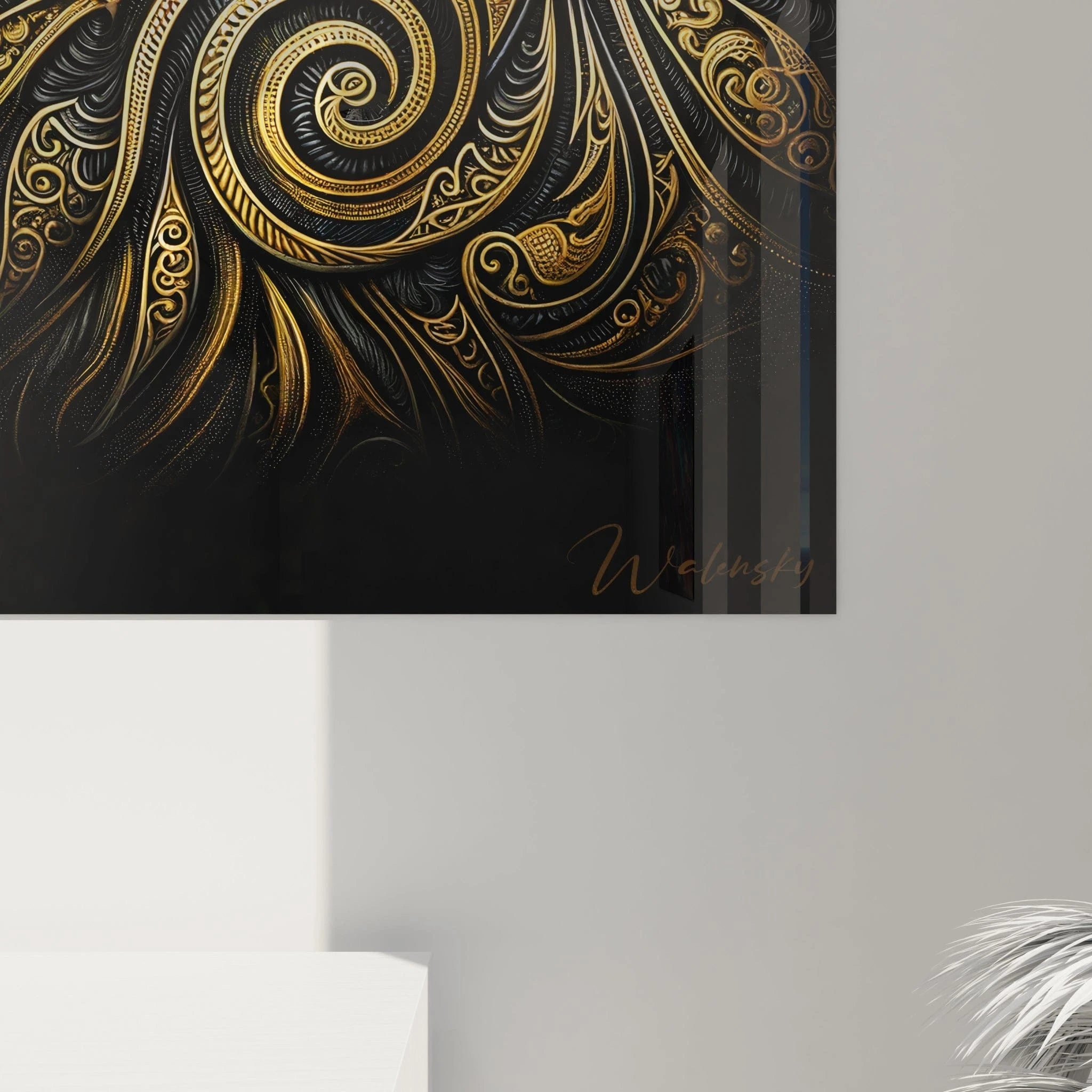 Un tableau d'animal représentant un chat noir face à l'observateur avec des yeux dorés hypnotiques. Le pelage sombre et brillant se métamorphose progressivement en motifs ornementaux dorés aux formes spiralées et entrelacées. La texture détaillée des poils et des vibrisses crée un contraste saisissant avec les éléments métalliques décorés.
