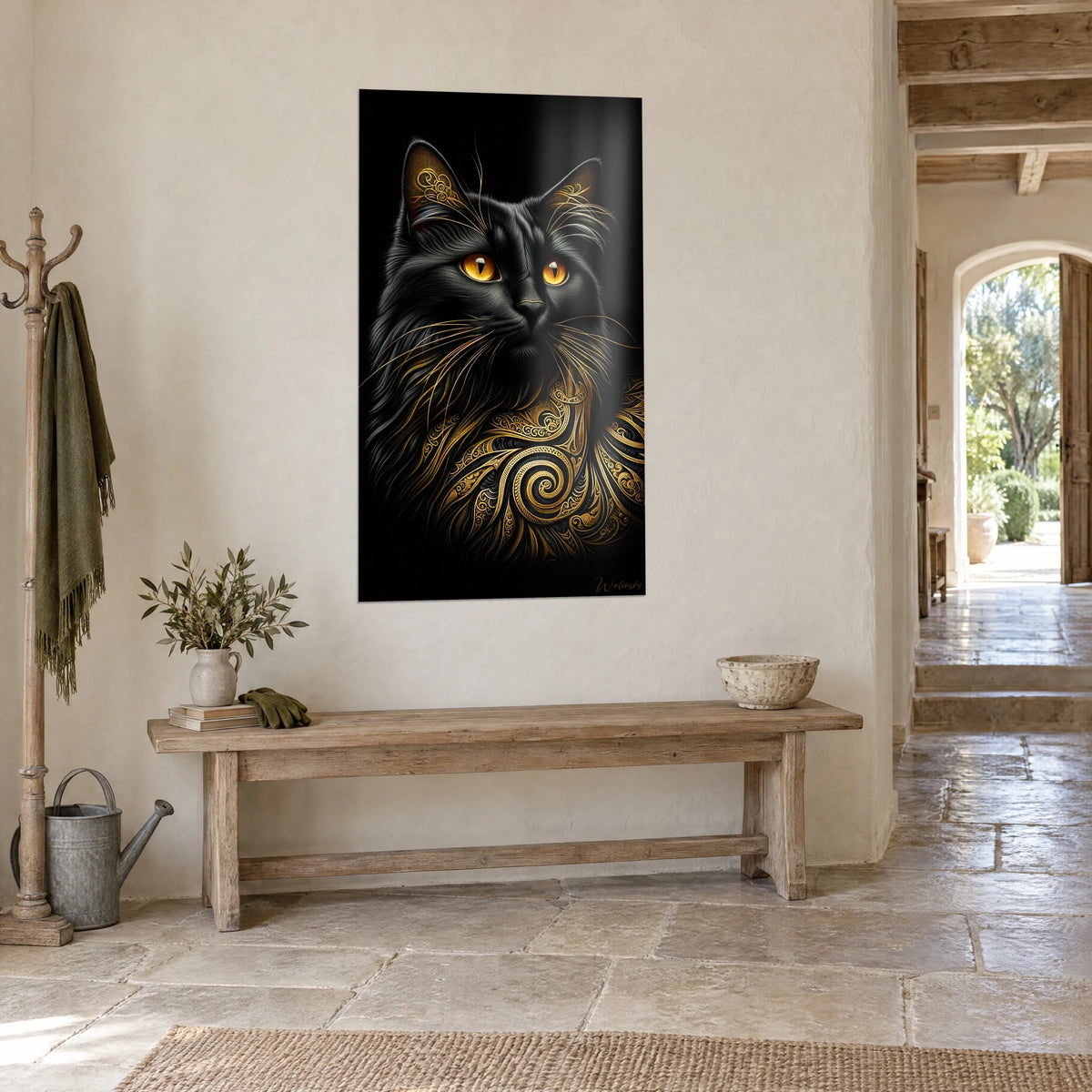 Cuadro retrato felino oscuro de pelaje ébano y volutas doradas, sobre una pared enlucida beige, casa de campo de piedra