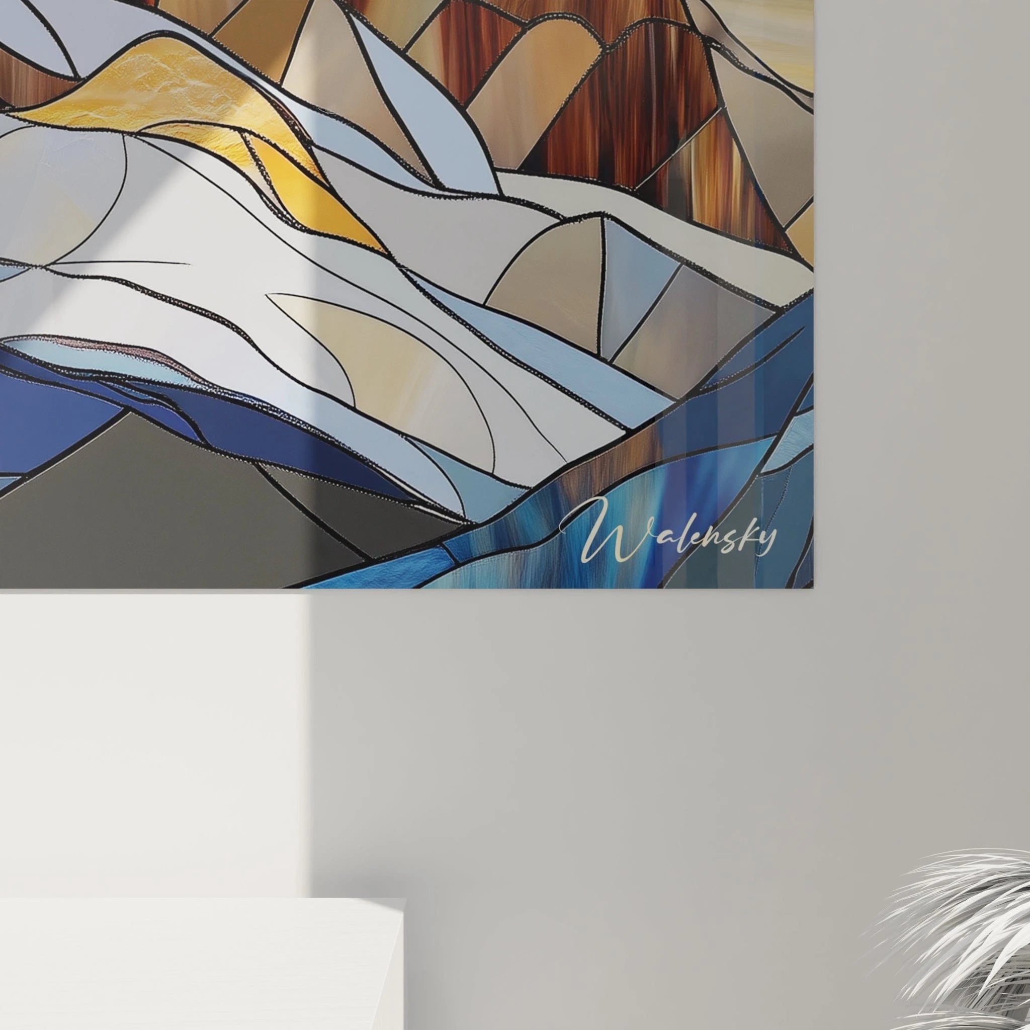 Un tableau sommet alpin inspiré des techniques du vitrail, offrant une vision fragmentée de la montagne à travers des formes géométriques aux couleurs contrastées, des bleus froids aux base jusqu'à l'explosion de lumière dorée irradiant depuis le pic enneigé.
