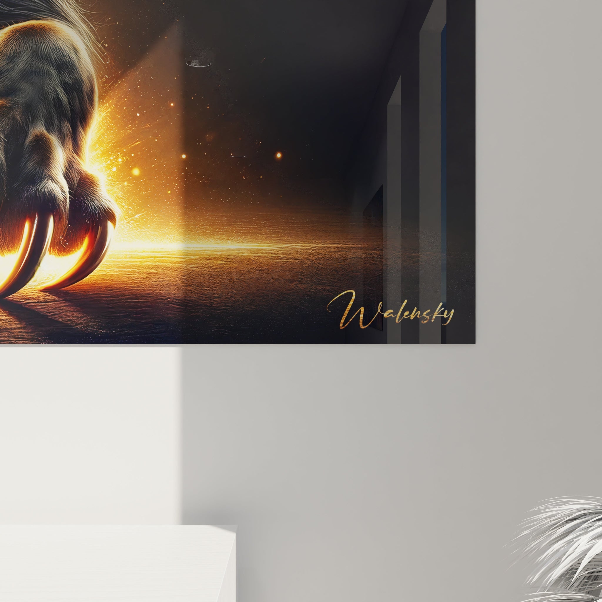 Un tableau d'animal présentant un lion aux couleurs contrastées de noir et d'orange vif sur fond obscur. La texture du pelage est finement détaillée avec une crinière volumineuse et des vibrisses blanches distinctes. L'effet dramatique est renforcé par les yeux brillants comme de l'or en fusion et la lumière orangée qui jaillit sous les griffes acérées.
