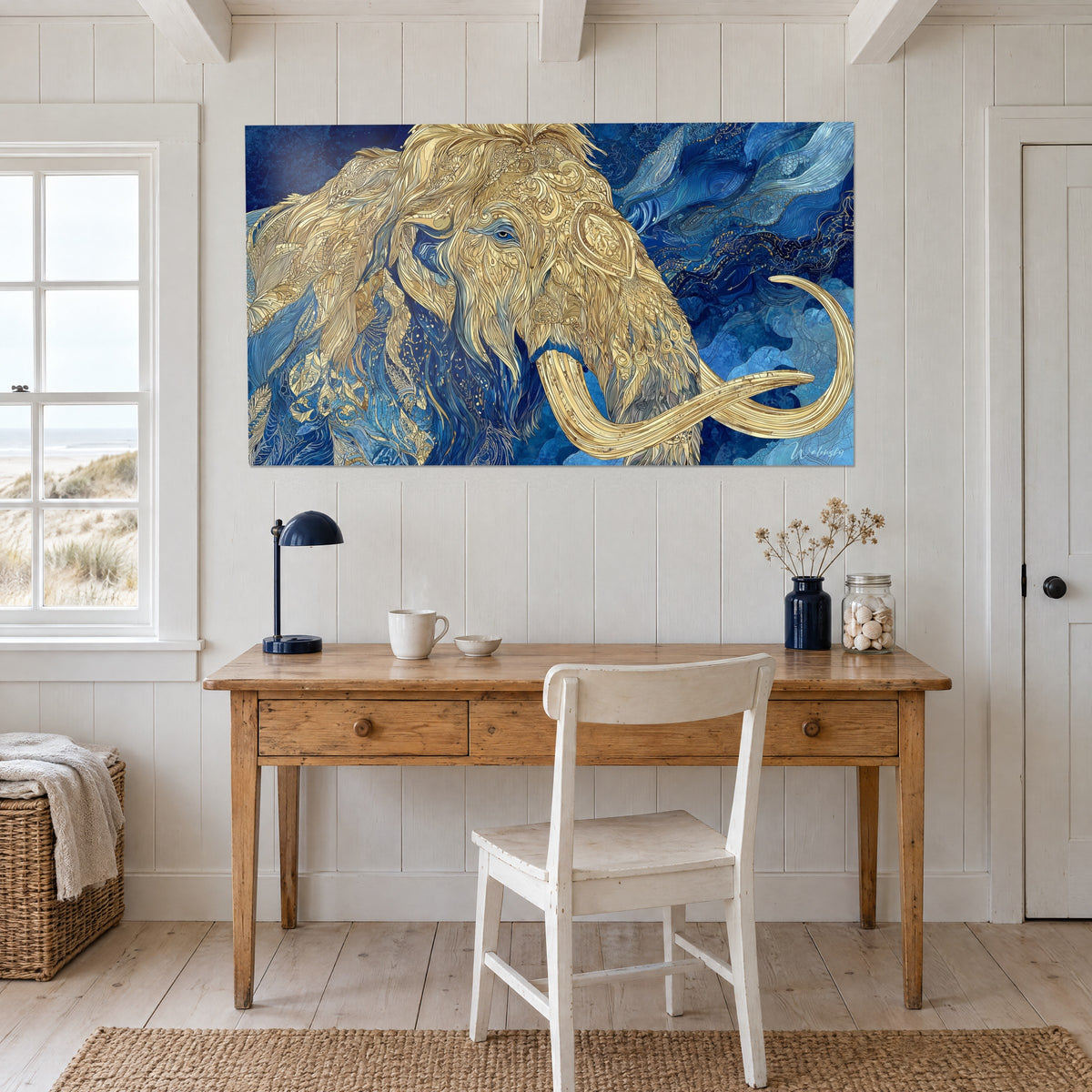 Gemälde uralter Elefant mit goldenen Ornamenten auf indigoblauem Grund, über einem Schreibtisch aus hellem Holz