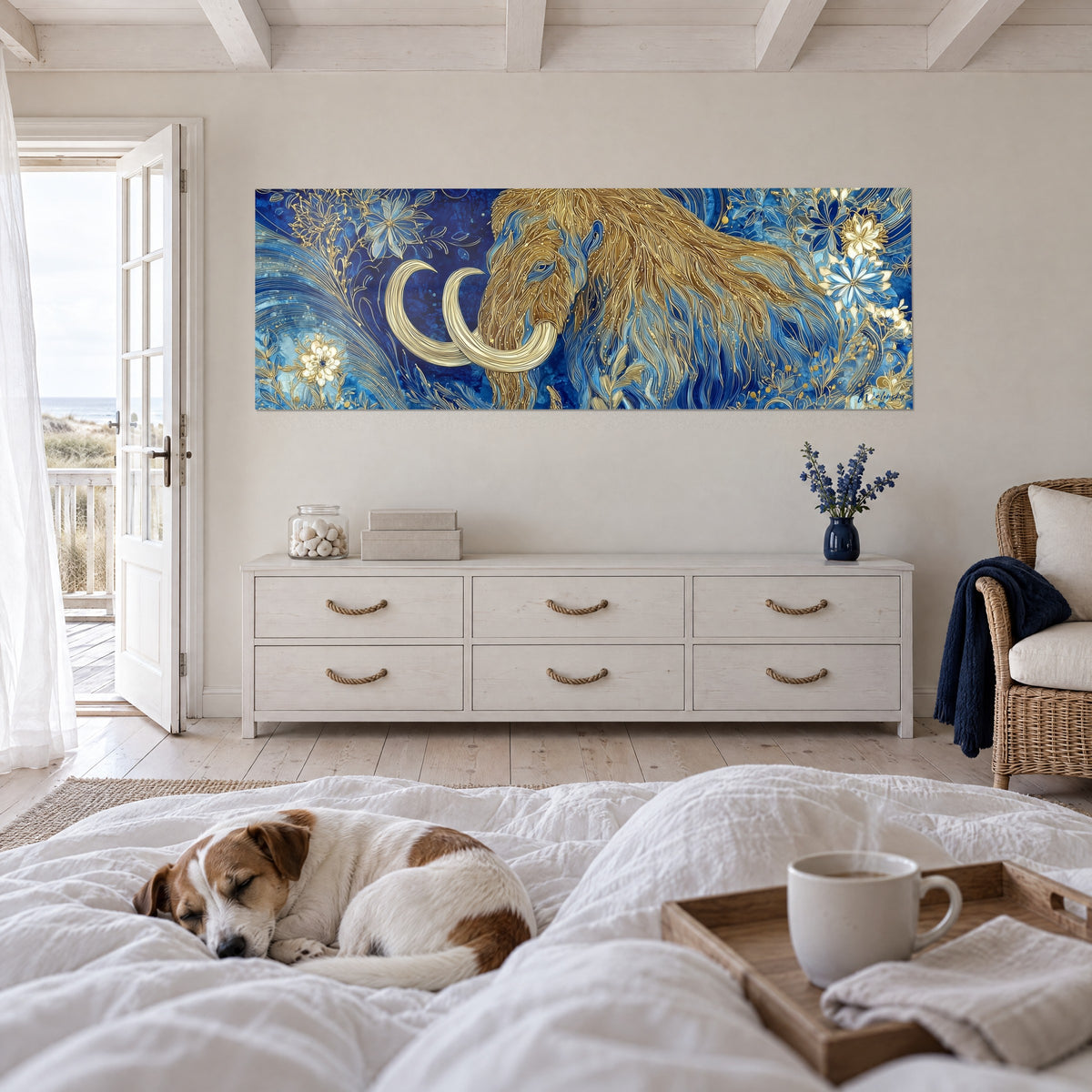Cuadro de bestia gigante con melena dorada sobre fondo azul cobalto y flores marfil, colgado encima de una cama en un dormitorio claro, animal antiguo dormido