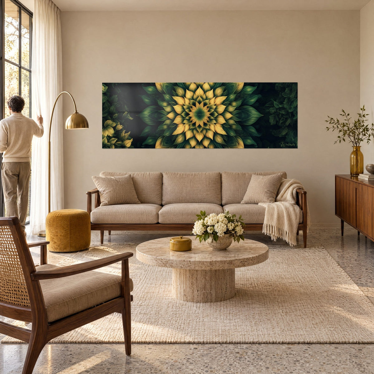 Tableau mandala fractal aux pétales dorés rayonnant sur fond vert sombre, au-dessus d'un canapé dans un salon lumineux