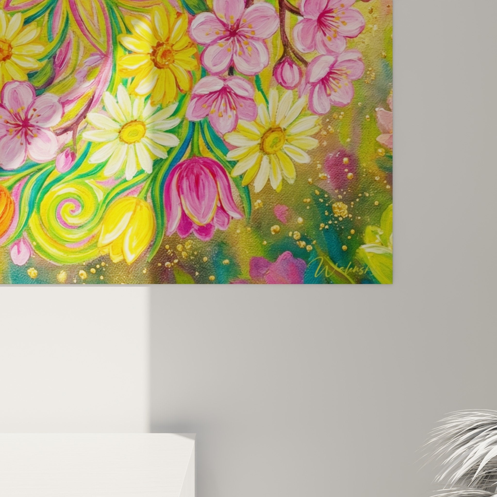 Gesamtansicht des Mandalabildes mit Frühjahrsblüten in einem zeitgenössischen Interieur