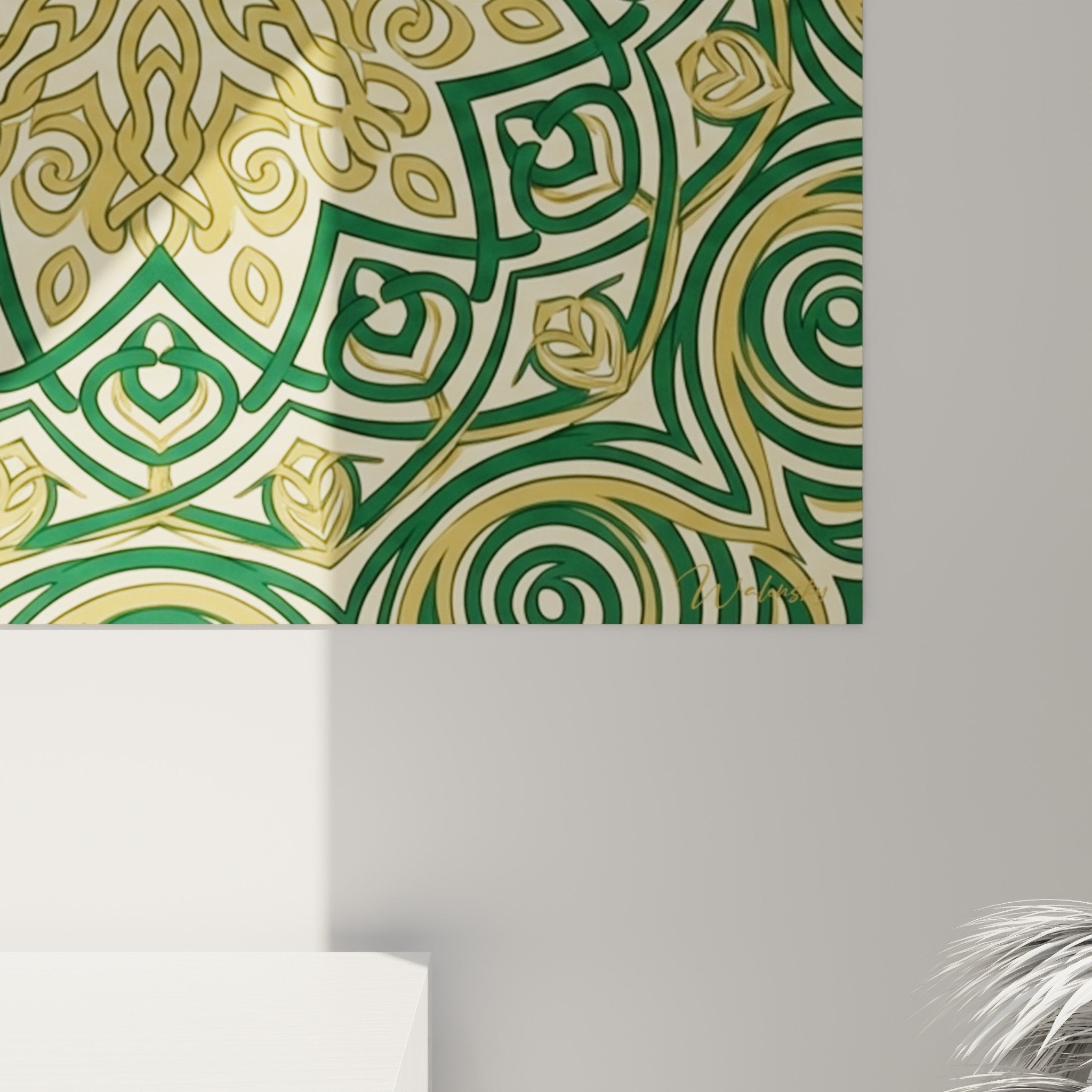 Vue d ensemble du tableau mandala vert et dore dans un salon moderne aux tons neutres