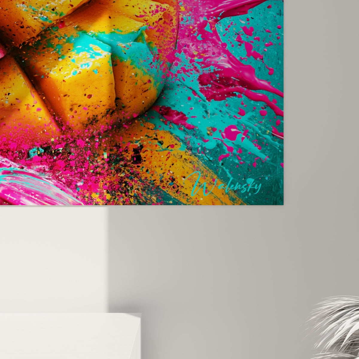 Coulures de peinture fuchsia et grains dorés se mêlant sur la matière imprimée de la toile
