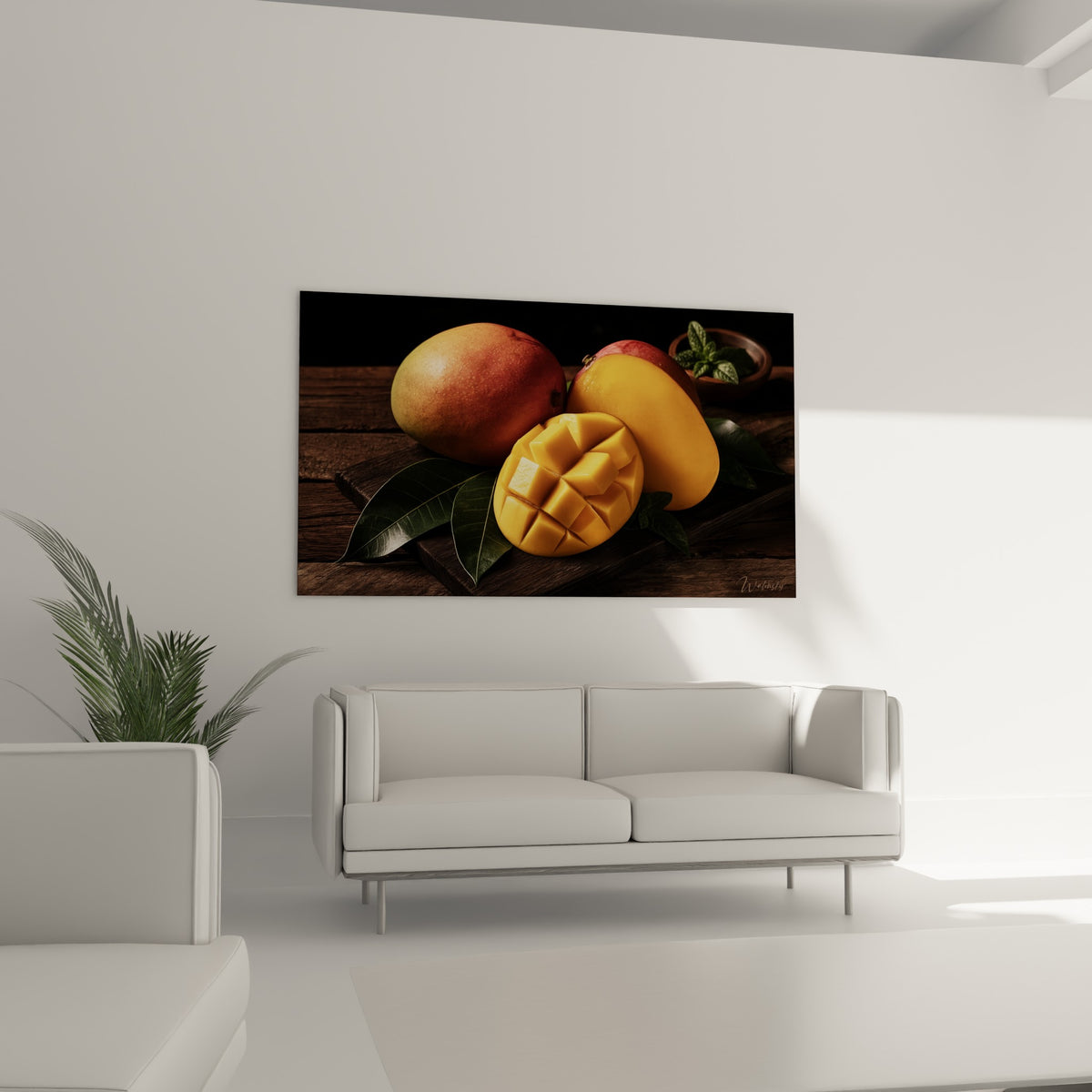 Fruits de mangue orangés et feuilles vertes brillantes, au-dessus d'un canapé dans un salon lumineux