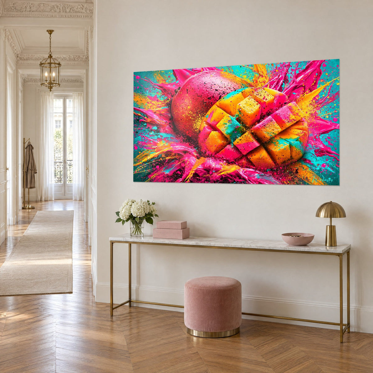 Tableau fruit tropical quadrillé en dés ambre et rose vif, fond turquoise éclaboussé, console dorée, parquet haussmannien