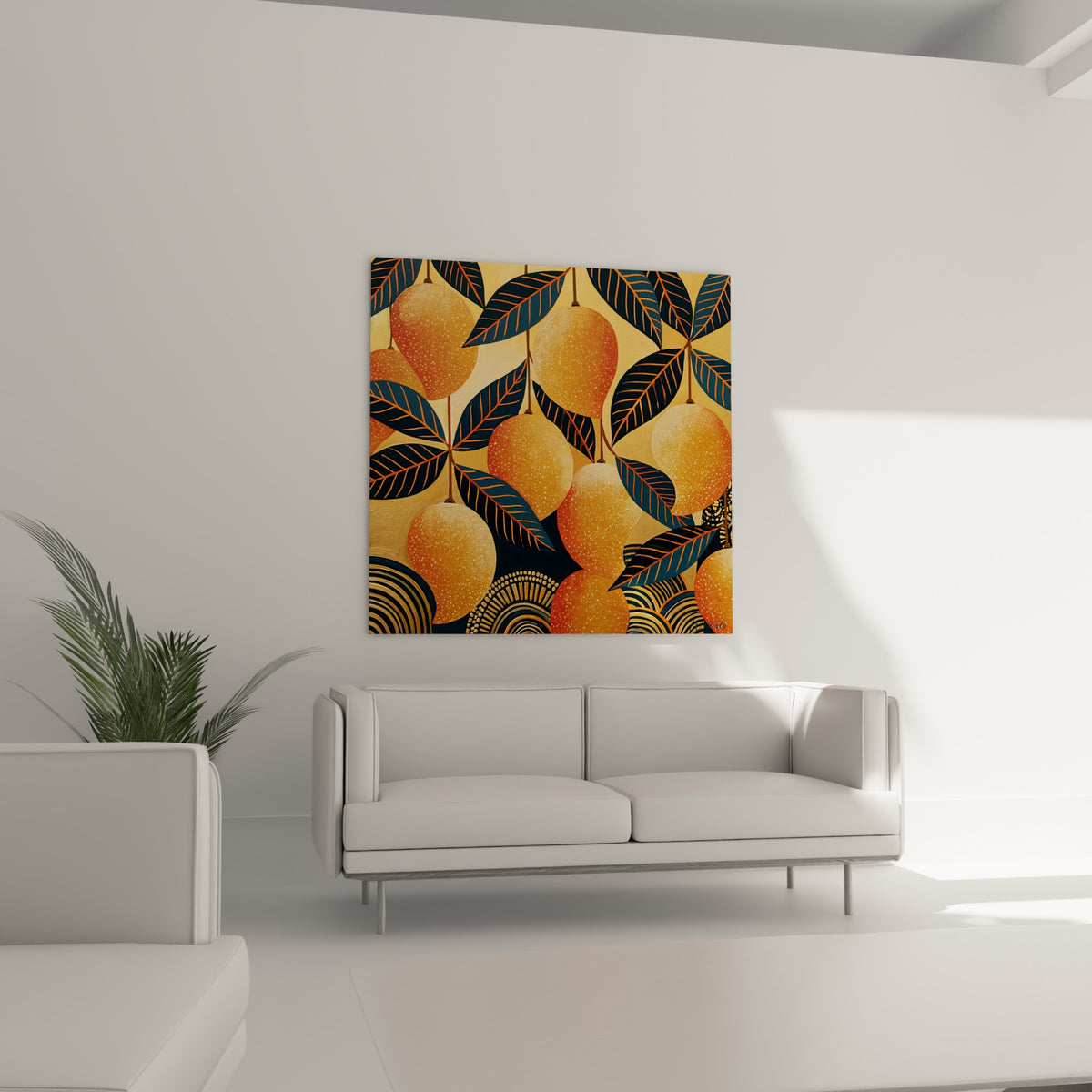 Fruits orange vif et feuilles nervurées de bleu accrochés au-dessus d'un canapé dans un salon lumineux