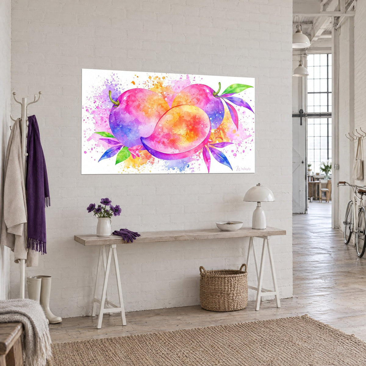 Tableau fruits tropicaux en dégradé fuchsia et safran, feuilles pourpres effilées, sur un mur de briques blanches, console en bois