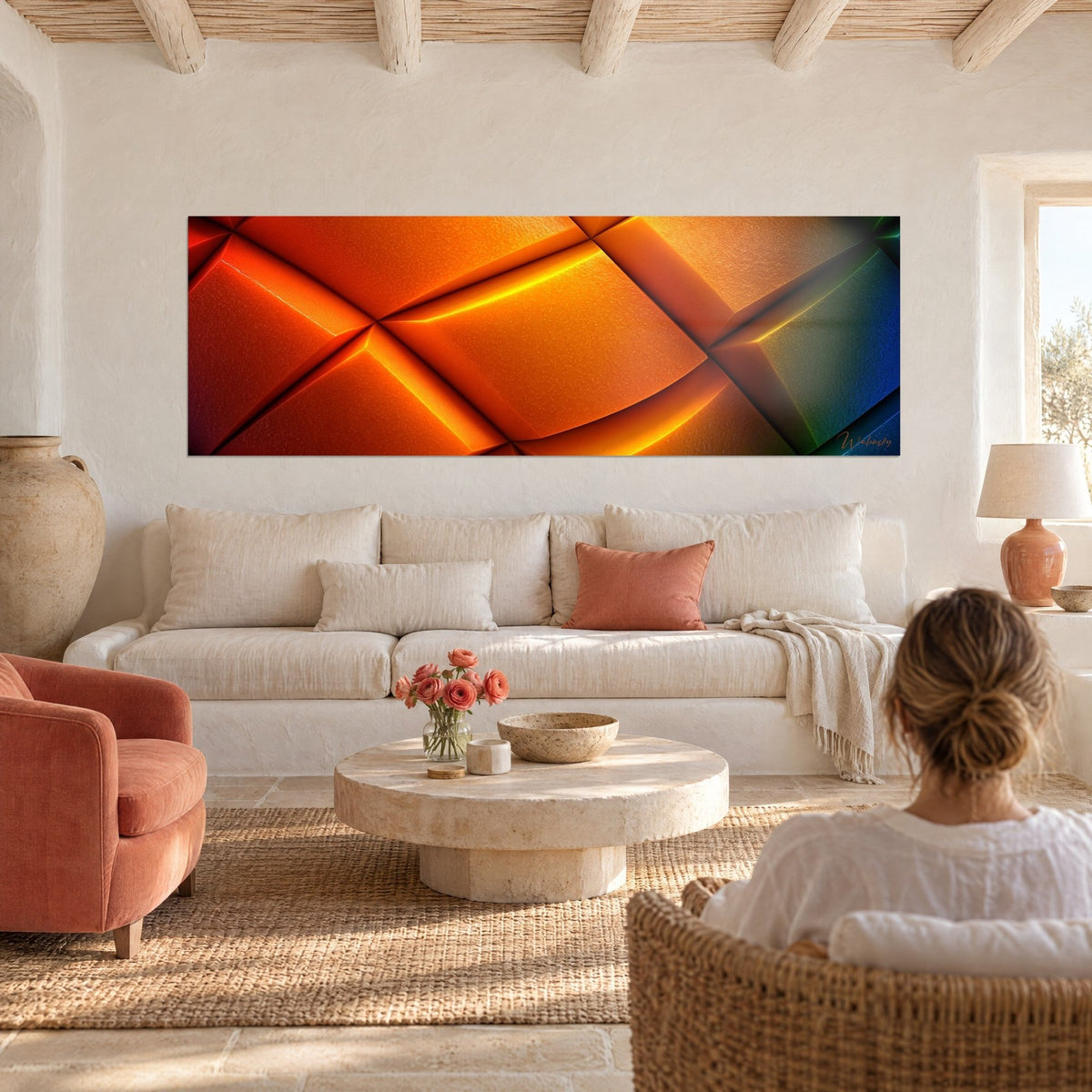 Tableau panoramique de facettes sculptées orange et ambre, arêtes dorées lumineuses, au-dessus d'un canapé dans un salon lumineux