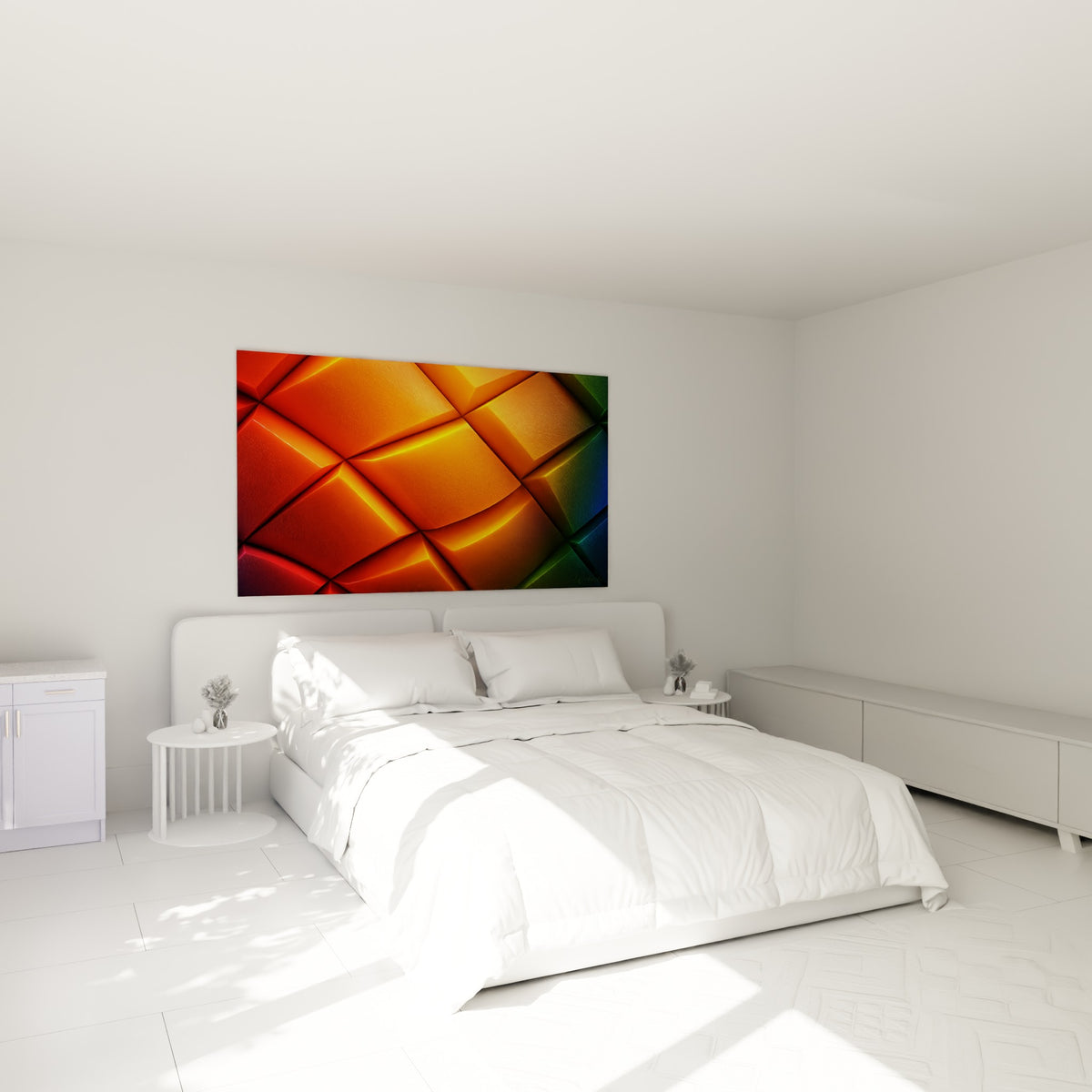 Facettes orange doré et bleu nuit se déployant au-dessus d'un lit dans une chambre claire