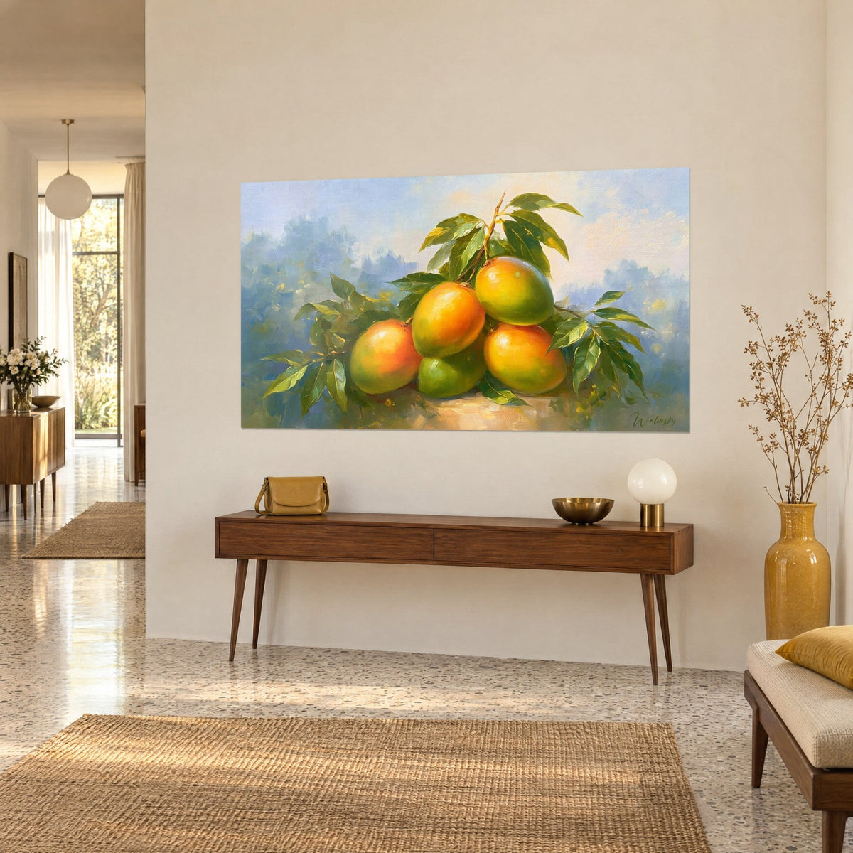 Tableau fruits tropicaux dorés et feuilles vert olive, ciel bleu poudré, accroché au-dessus d'une console en bois ambrée