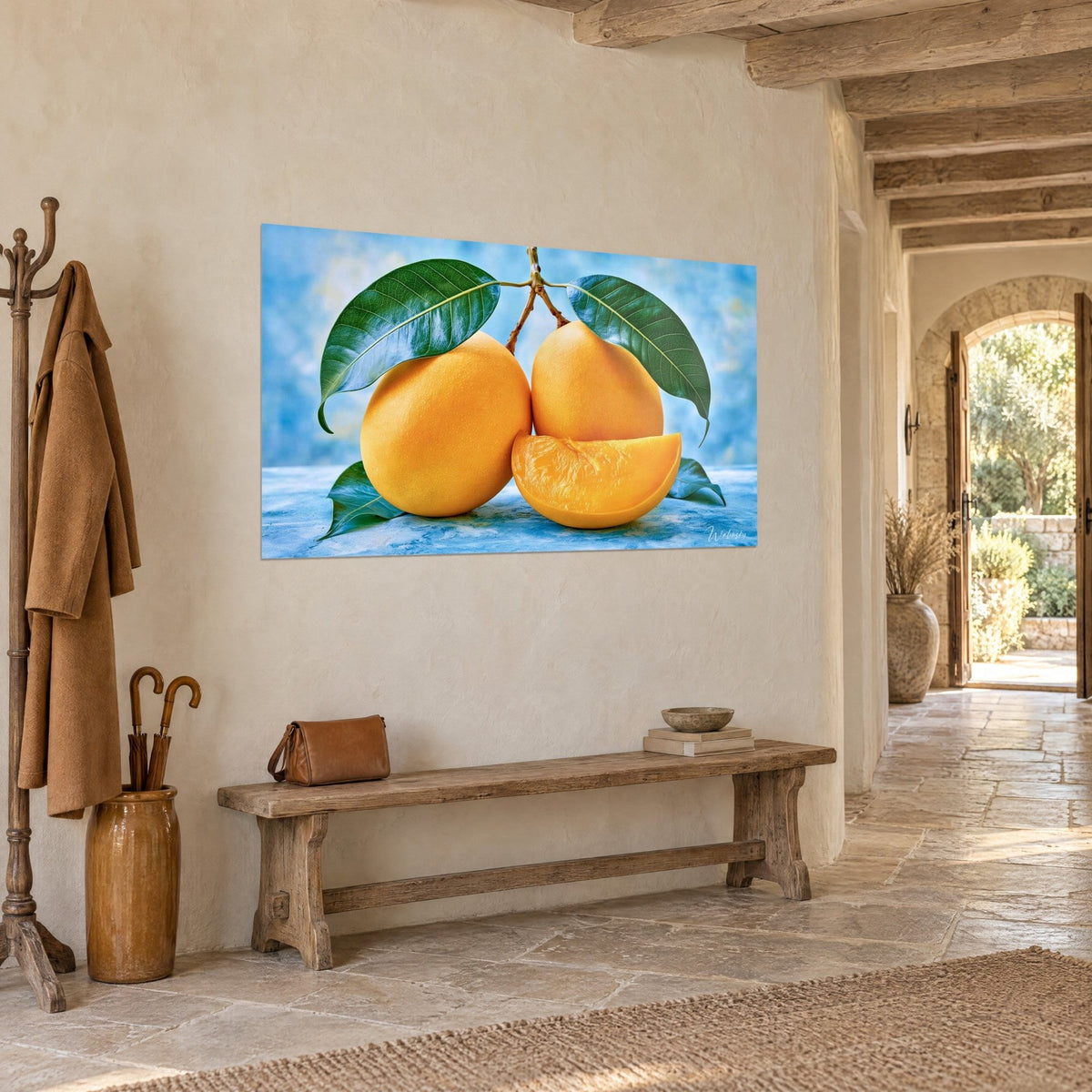 Tableau fruits tropicaux dorés aux feuilles émeraude sur un ciel d'aquarelle bleue, mur chaulé d'un couloir en pierre
