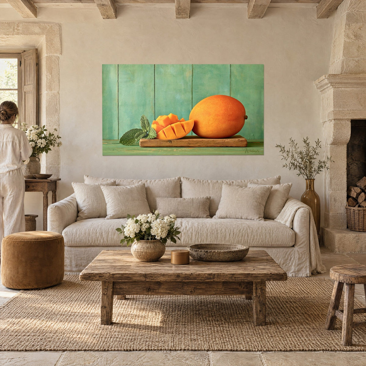 Gemälde Mango, ganz orange und in Scheiben geschnitten auf rustikalem Holzbrett, mintgrüner Hintergrund, über einem Sofa in einem hellen Wohnzimmer