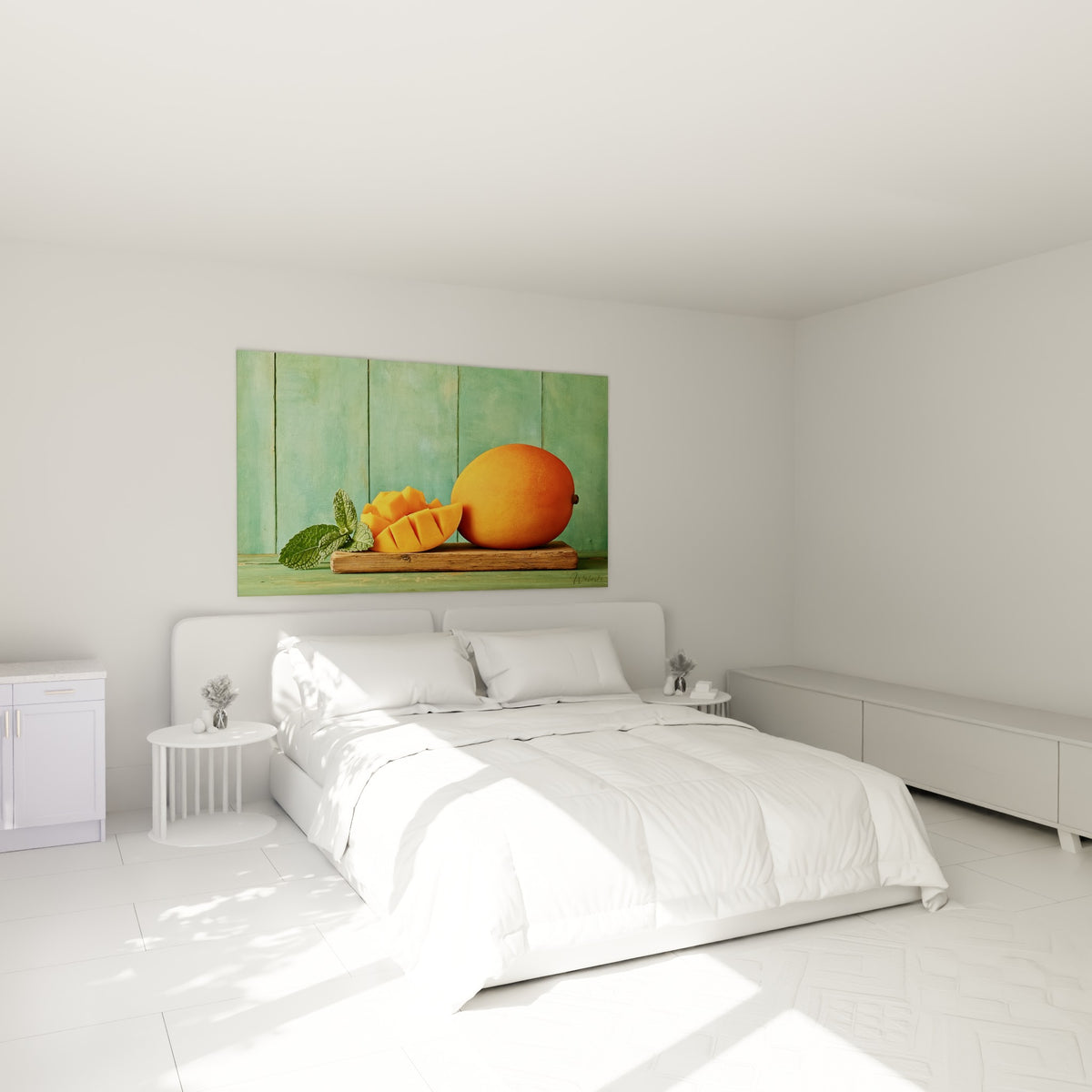 Fruit orangé de mangue tranché avec menthe verte, au-dessus d'un lit dans une chambre claire