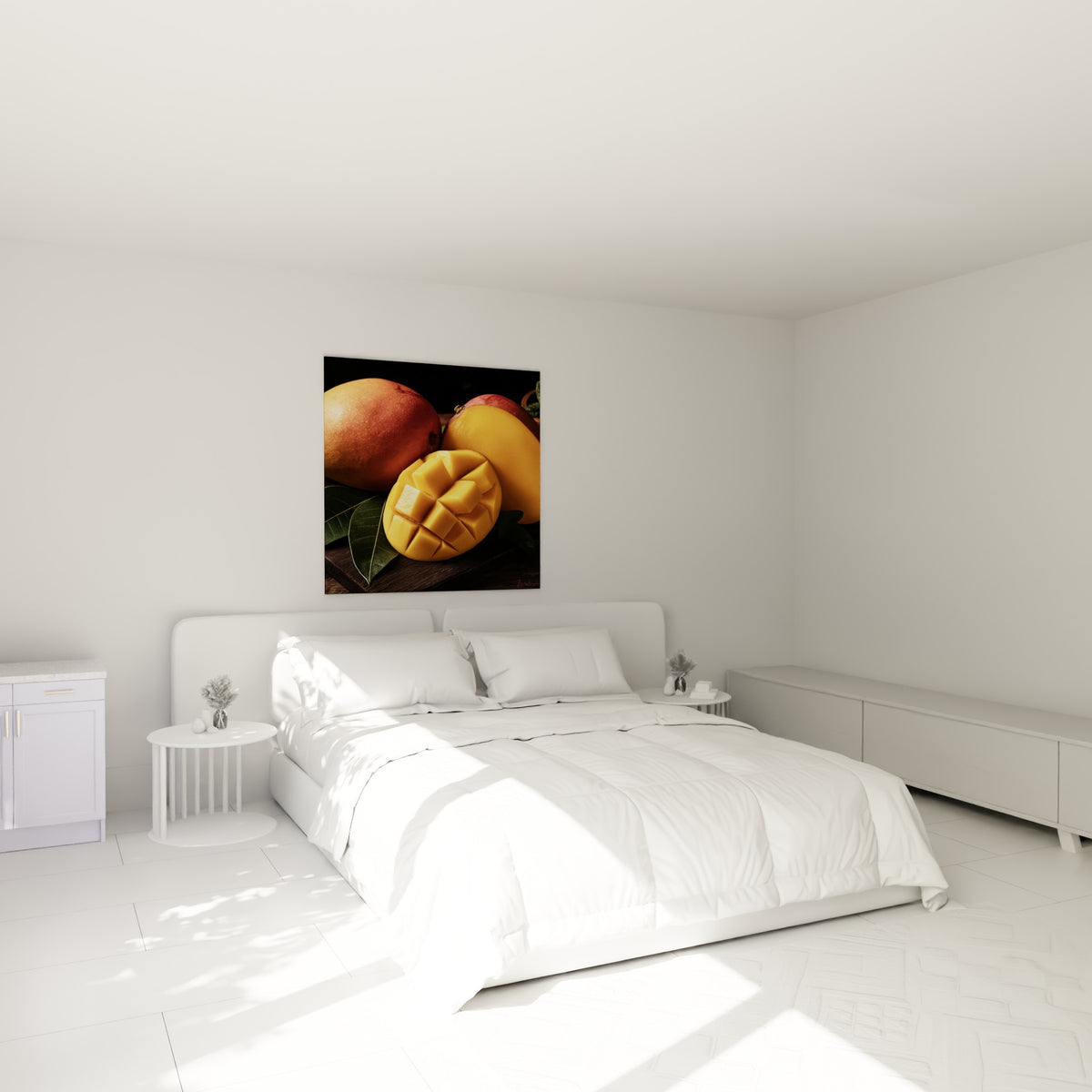 Mangue tranchée aux tons dorés et terracotta accrochée au-dessus d'un lit dans une chambre claire