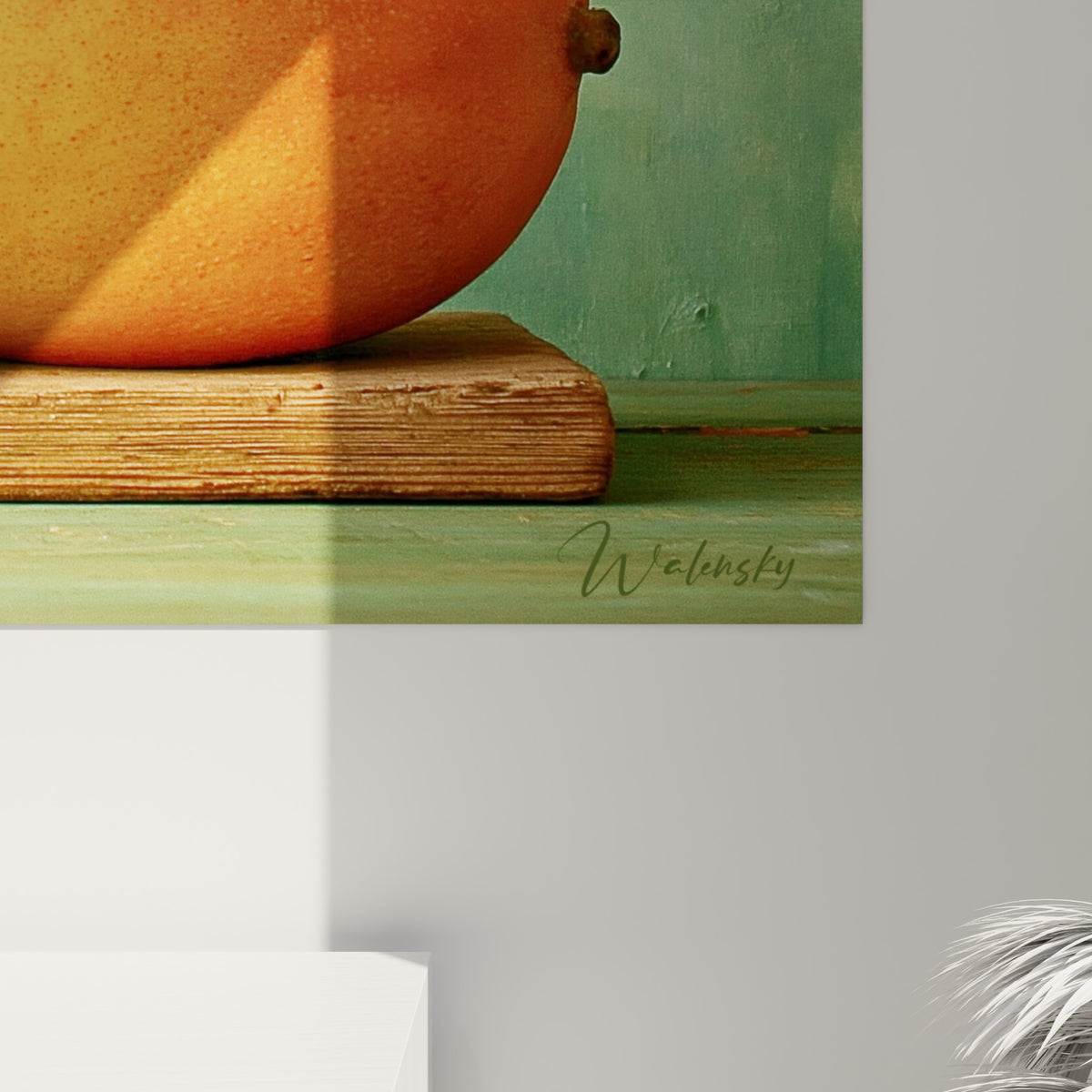 Peau grenue orangée et rouge de la mangue, grain du bois et texture veloutée de la chair visibles de près