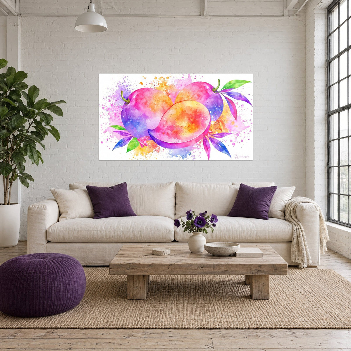 Tableau trois mangues aquarelle rose et violet, éclaboussures orangées, feuilles vertes, au-dessus d'un canapé dans un salon lumineux