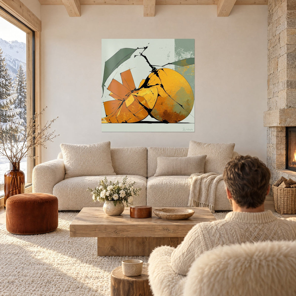 Tableau mangue éventrée aux quartiers orange et jaune sur fond vert sauge, au-dessus d'un canapé dans un salon lumineux