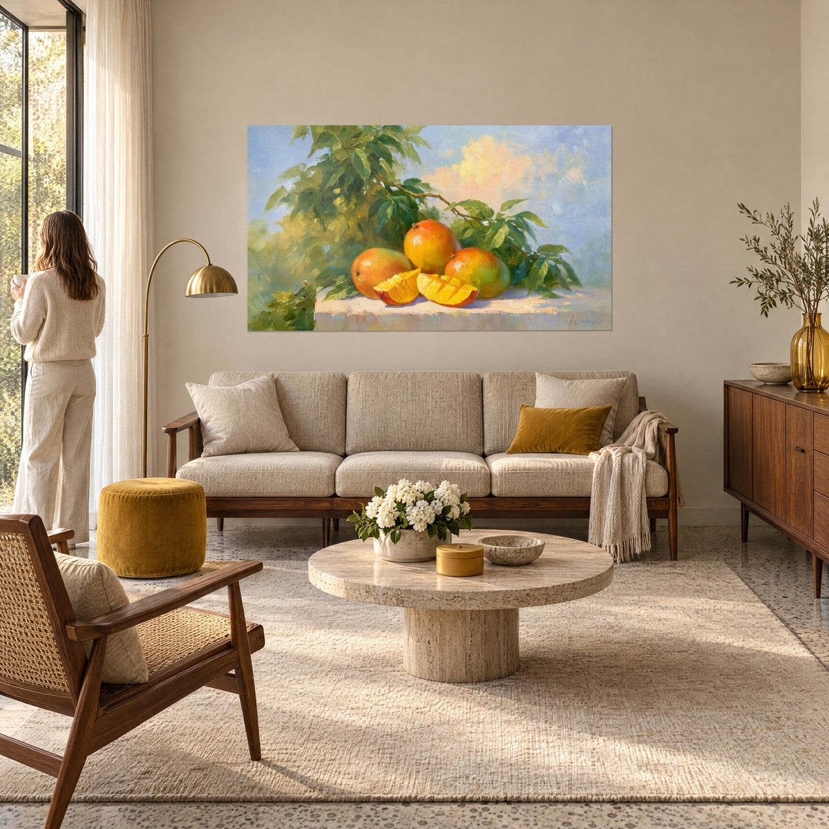 Tableau mangues orange et vert sur un rebord ensoleillé, ciel bleu pervenche, femme de dos, au-dessus d'un canapé dans un salon lumineux