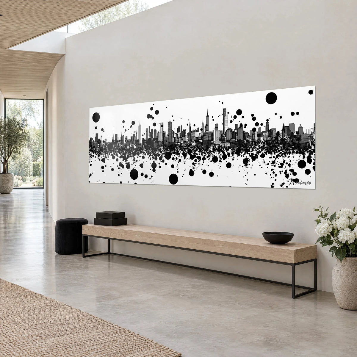 Schilderij silhouet van Manhattan getekend met inkt, grijze torens en zwarte vlekken op witte achtergrond, beige muur en houten bank in licht hout