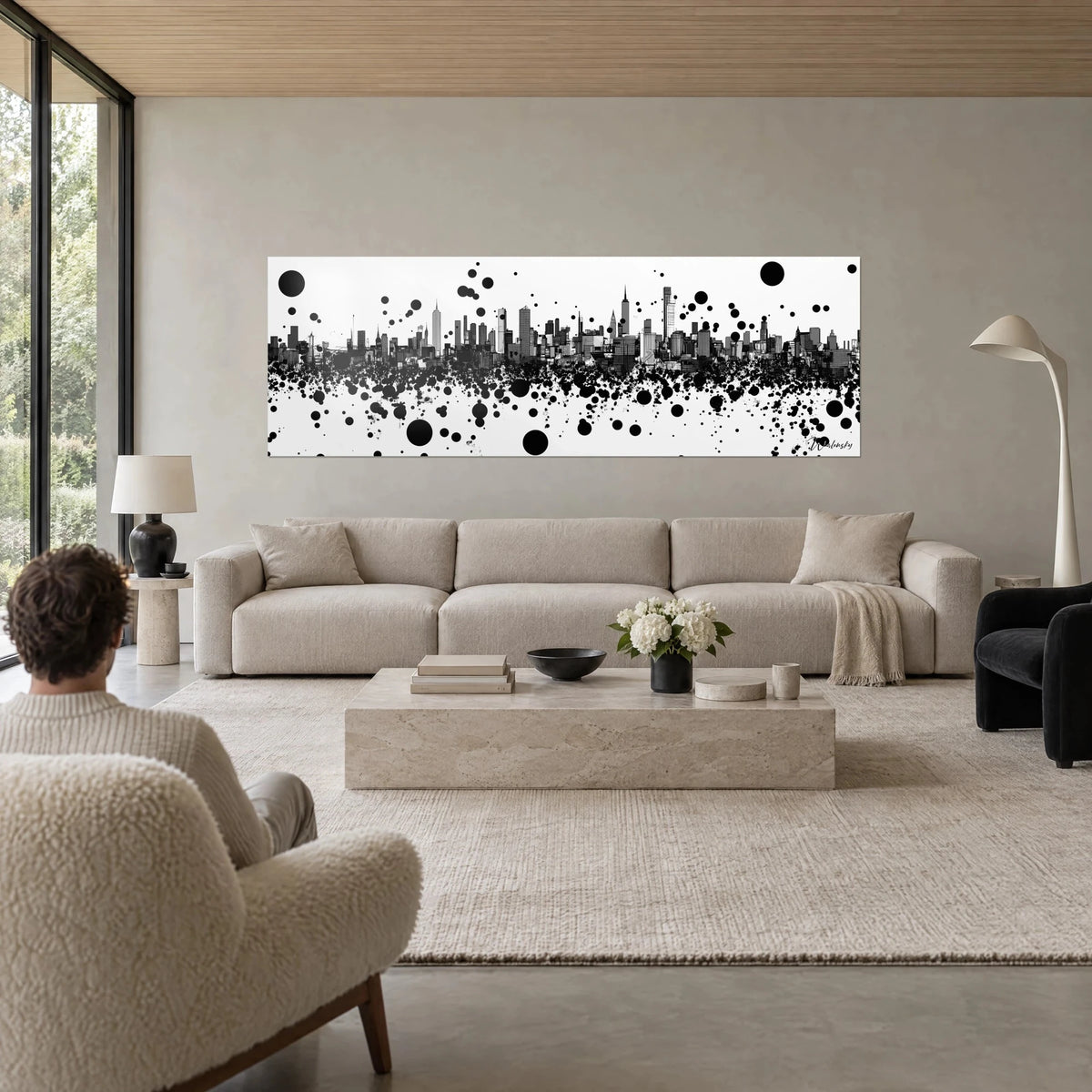 Schilderij panoramisch zicht op New Yorkse wolkenkrabbers in zwart-wit, bespat met inktstippen, boven een bank in een lichte woonkamer