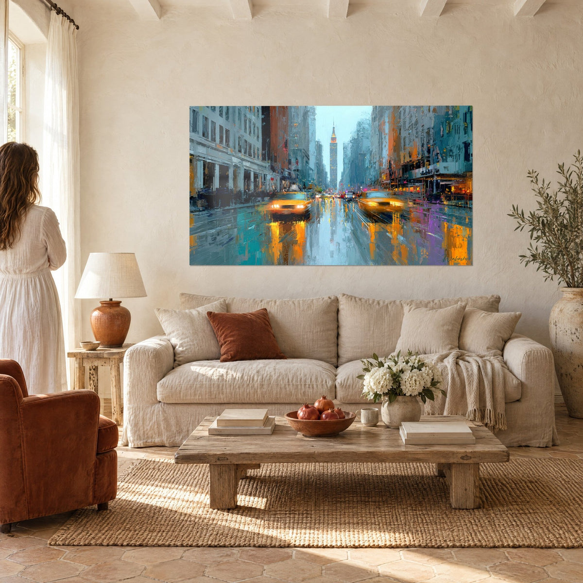 Tableau taxis jaunes filant sous la pluie, reflets orange et turquoise, Empire State au fond, au-dessus d'un canapé dans un salon lumineux