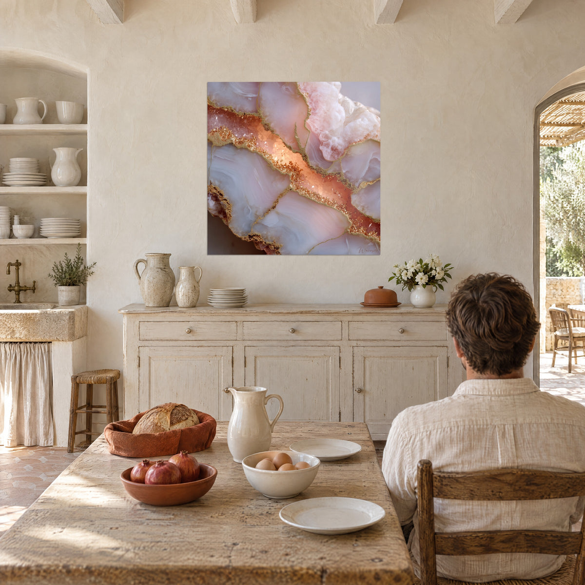 Schilderij edelsteen in een schaal, amberkleurige oranje kristallen en verguld randen, tegenover een rustieke tafel van de Provençaalse mas