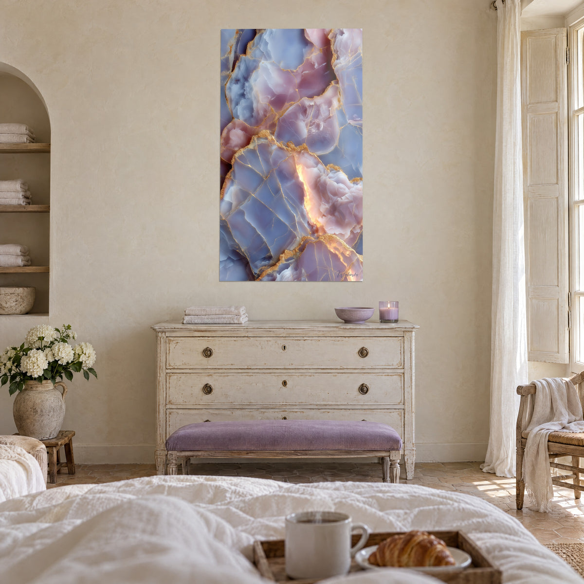 Gemälde durchscheinendes Achatbild in Rosa und Blaugrau, goldene Linien und leuchtend orangefarbenes Herz, über einem Bett in einem hellen Schlafzimmer