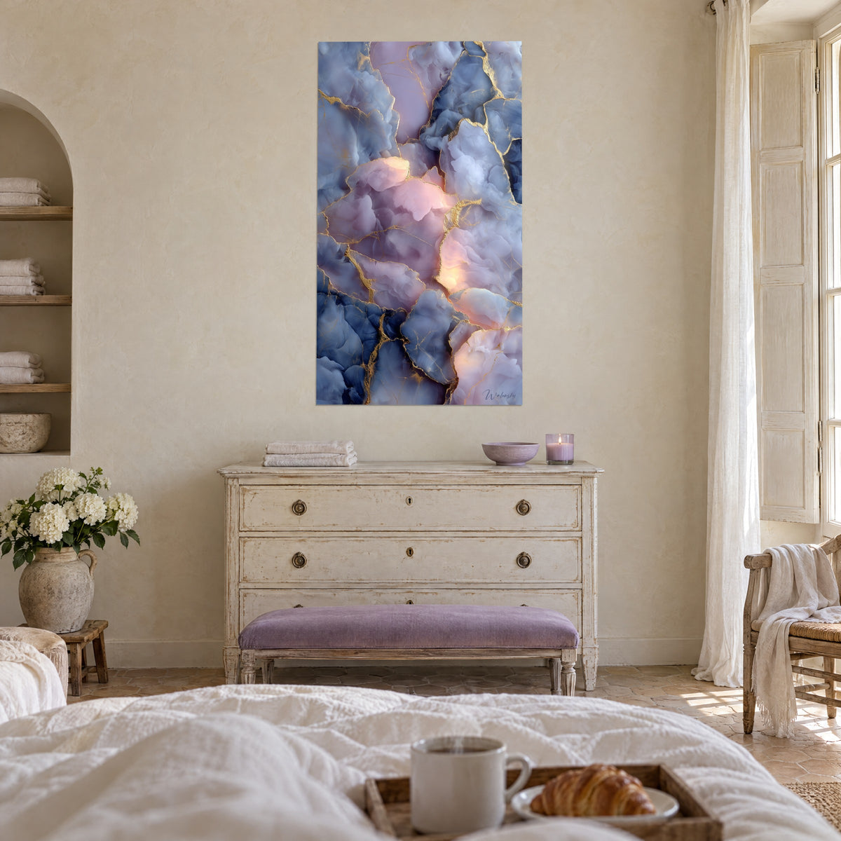 Cuadro volutas en azul marino y rosa dorado, venas de oro sobre fondo lila, encima de una cama en un dormitorio luminoso