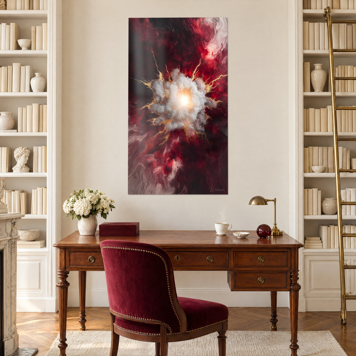Quadro astratto marmorizzato bordeaux e crema con alone dorato centrale, tra due librerie bianche di uno studio haussmanniano
