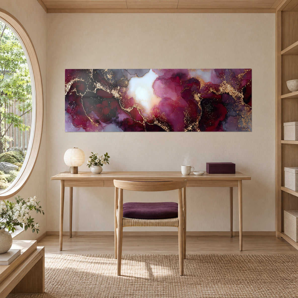 Schilderij panoramisch in wijnrode en gouden tinten, lichtende witte gloed, boven een bureau van licht hout