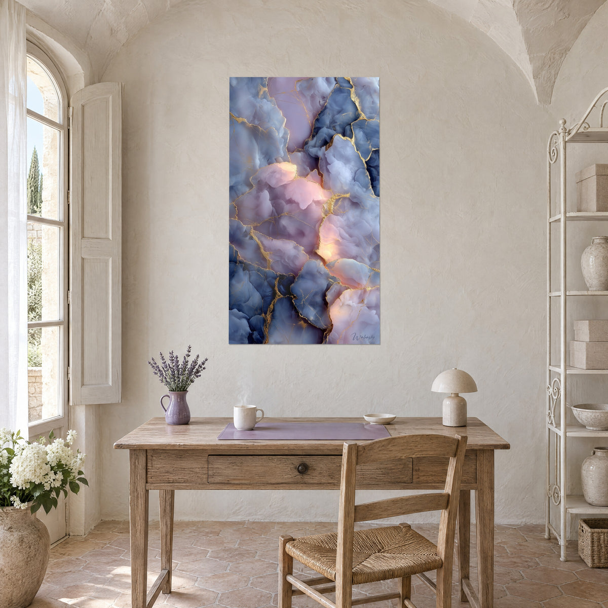 Cuadro piedra veteada en azul noche y rosa suave, brillo dorado central, en la pared de un despacho de madera clara junto a una ventana arqueada
