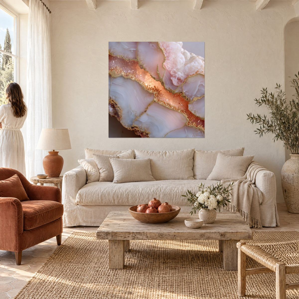 Schilderij geode in poederroze, glinsterende gouden ader en stralende koperen kern, boven een bank in een lichte woonkamer