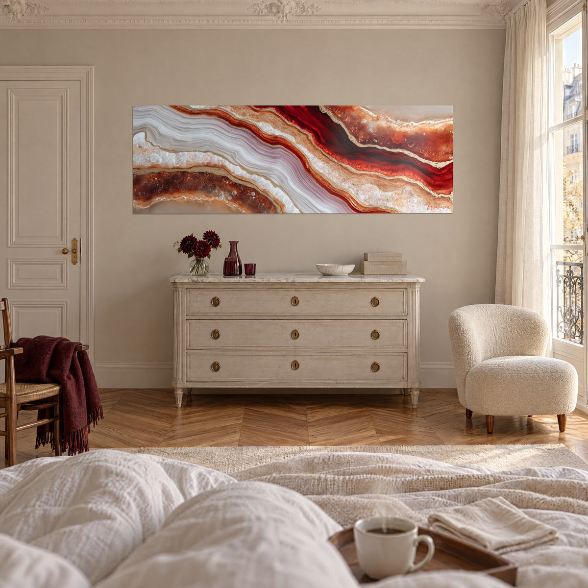 Schilderij doorsnede van een geode met robijnrode en parelgrijze banden, kristallen belletjes, boven een bed in een lichte slaapkamer