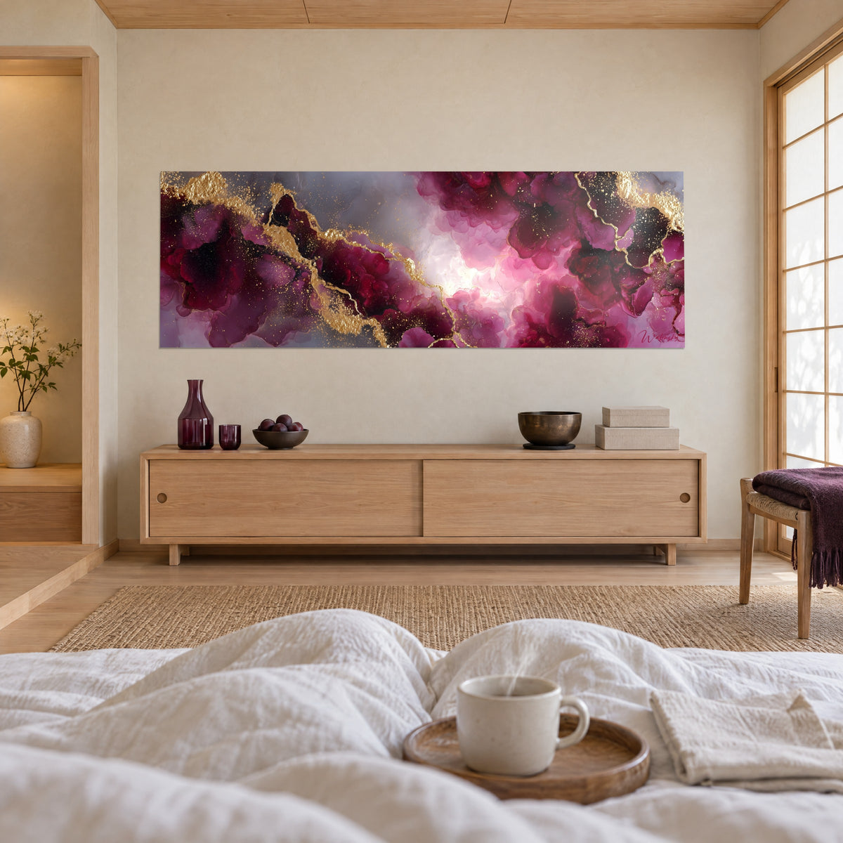 Schilderij van fuchsia wolken bespat met gouden glitter op een grijze achtergrond, boven een bed in een lichte slaapkamer