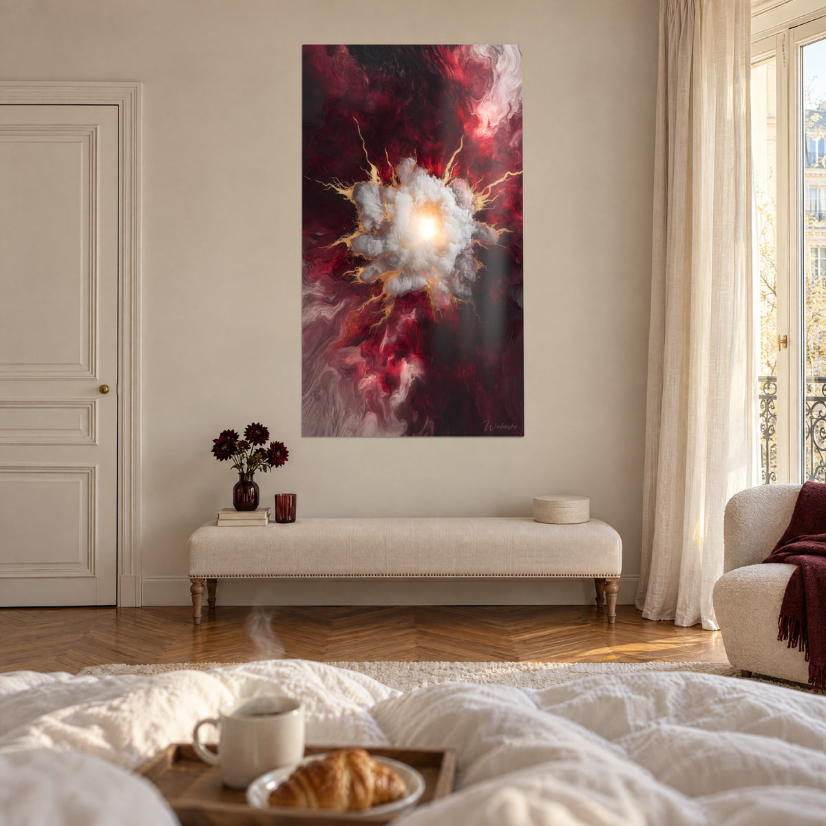 Quadro fioritura di nuvole bianche attraversate da fili d'oro su marmo rosso scuro, sopra un letto in una camera luminosa