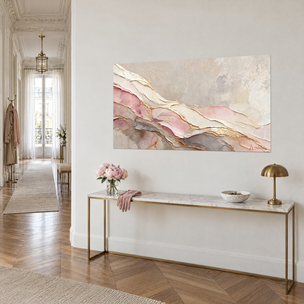 Tableau strates de pigment rose et crème tranchées de filets dorés, accroché au-dessus d'une console laiton, vue de trois-quarts