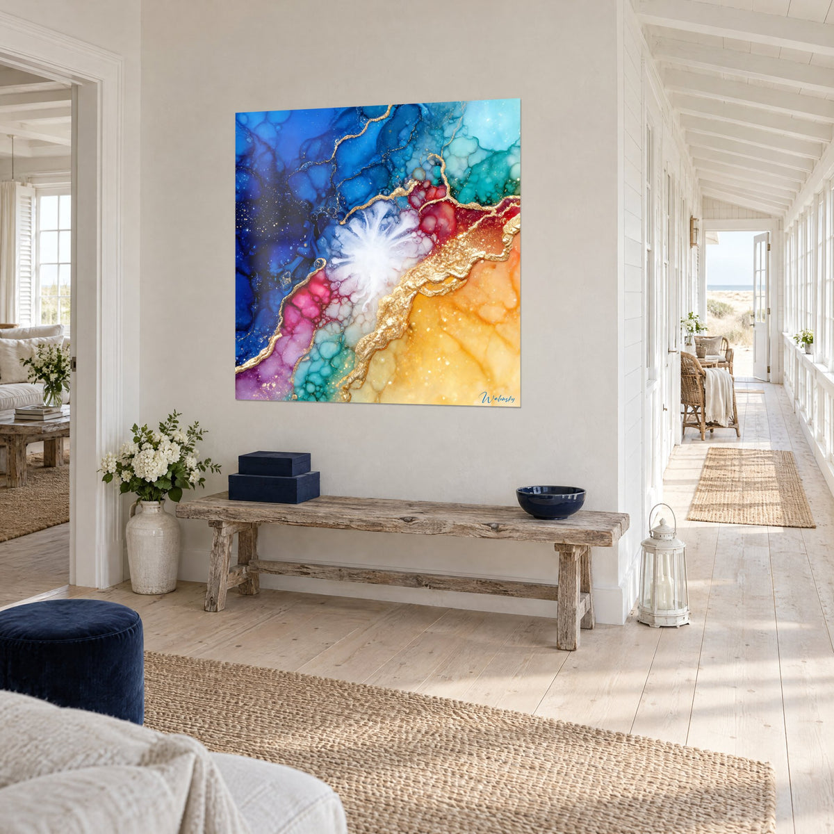 Tableau fusion d'encres bleu nuit, rouge carmin et ambre, filons d'or en relief, accroché dans un couloir de maison de bord de mer