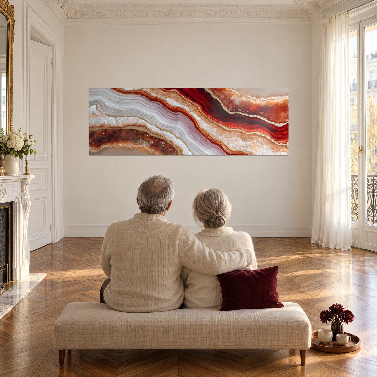 Schilderij dieprode en parelcrème minerale stromen, gouden lijnen, tegenover een ouder echtpaar op een bank, Haussmann-woonkamer