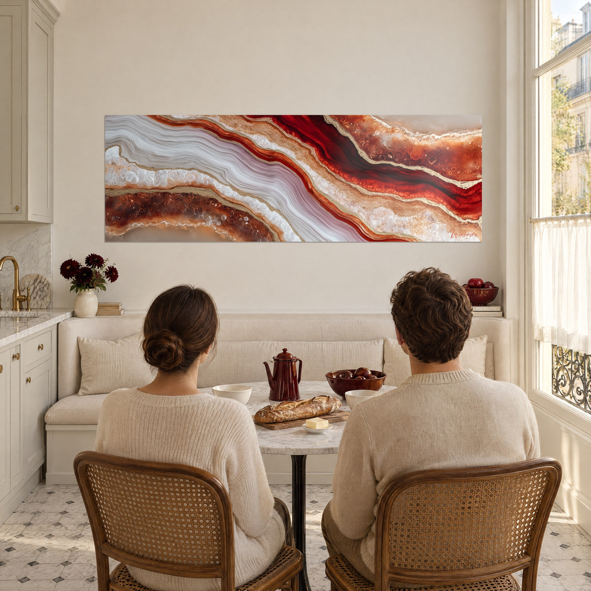 Schilderij vloeiende steenaders in granaatrood en melkachtig wit, koperkleurige reflecties, tegenover een stel aan tafel in een keuken