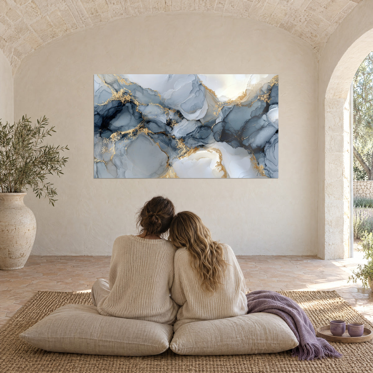 Cuadro fresco abstracto gris-azul y blanco, vetas doradas, pareja abrazada de espaldas sobre cojines claros, bóveda de piedra