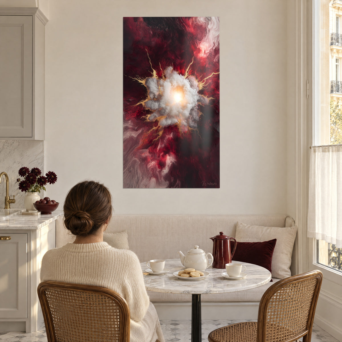 Quadro fusione minerale rosso sangue e bianco madreperla con screpolature dorate, visto di spalle da una cucina luminosa haussmanniana