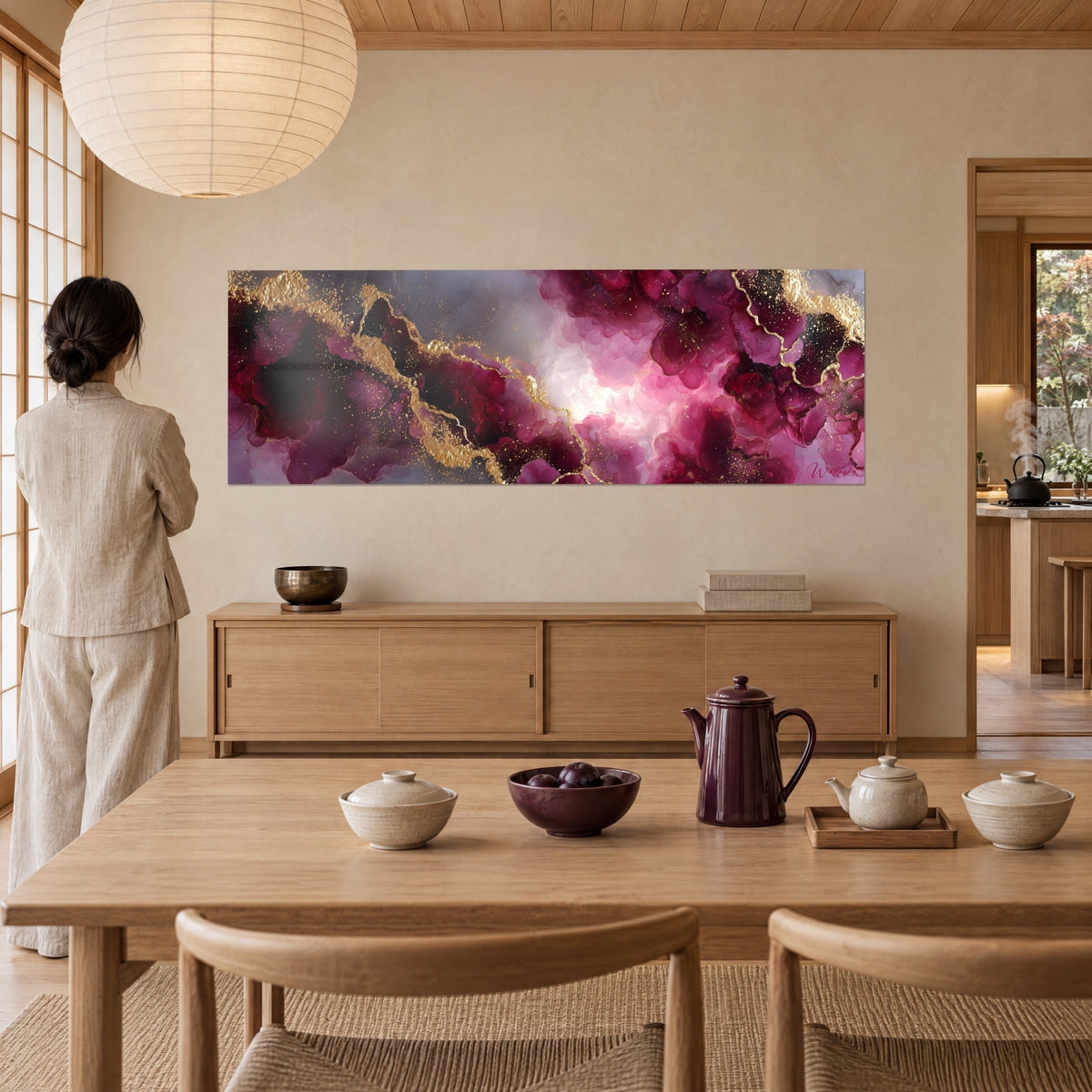 Schilderij van een kosmisch panorama in pruim en bleekroze, onregelmatige gouden lijnen, bewonderd door een vrouw met de rug naar de kijker naast een tafel