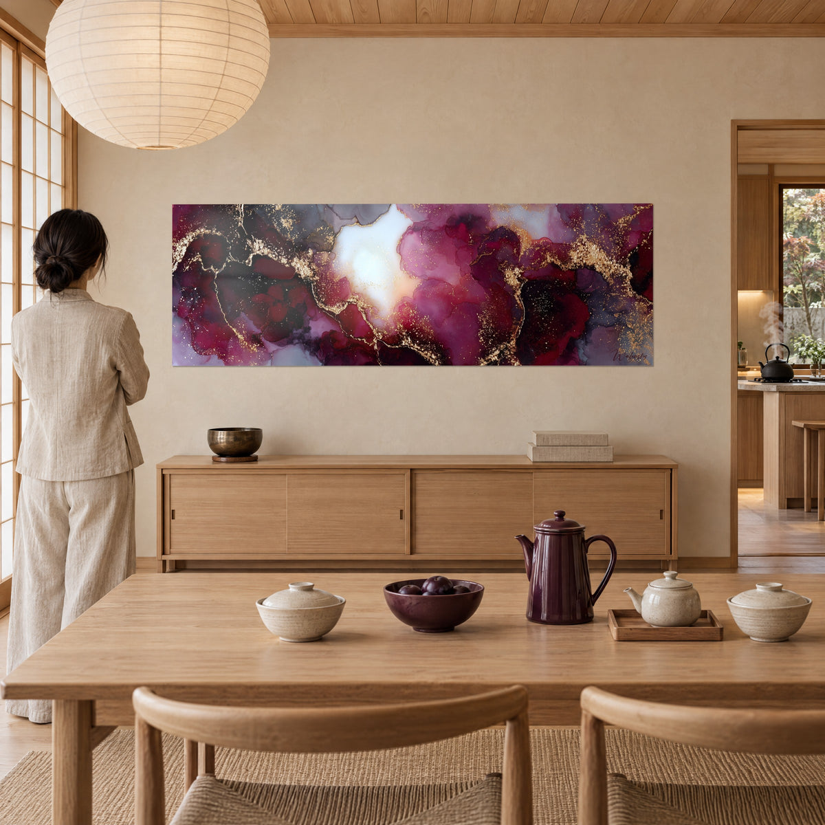 Schilderij abstractie in pruim en roze, gouden vonken rond een witte vlek, een vrouw van achteren naast een houten tafel